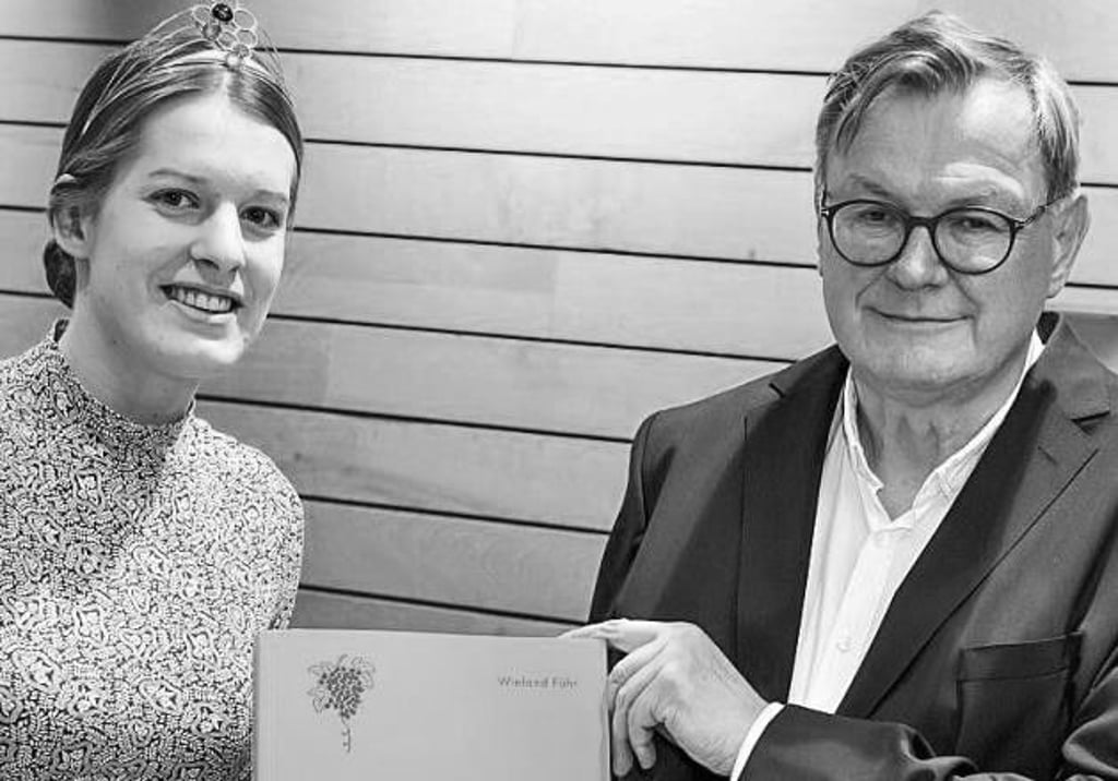 Wieland Führ - hier mit der Deutschen Weinprinzessin Luise Böhme und seinem letzten Werk über die Geschichte des Freyburger Winzerfestes - verstarb am 9. August im Alter von 69 Jahren.