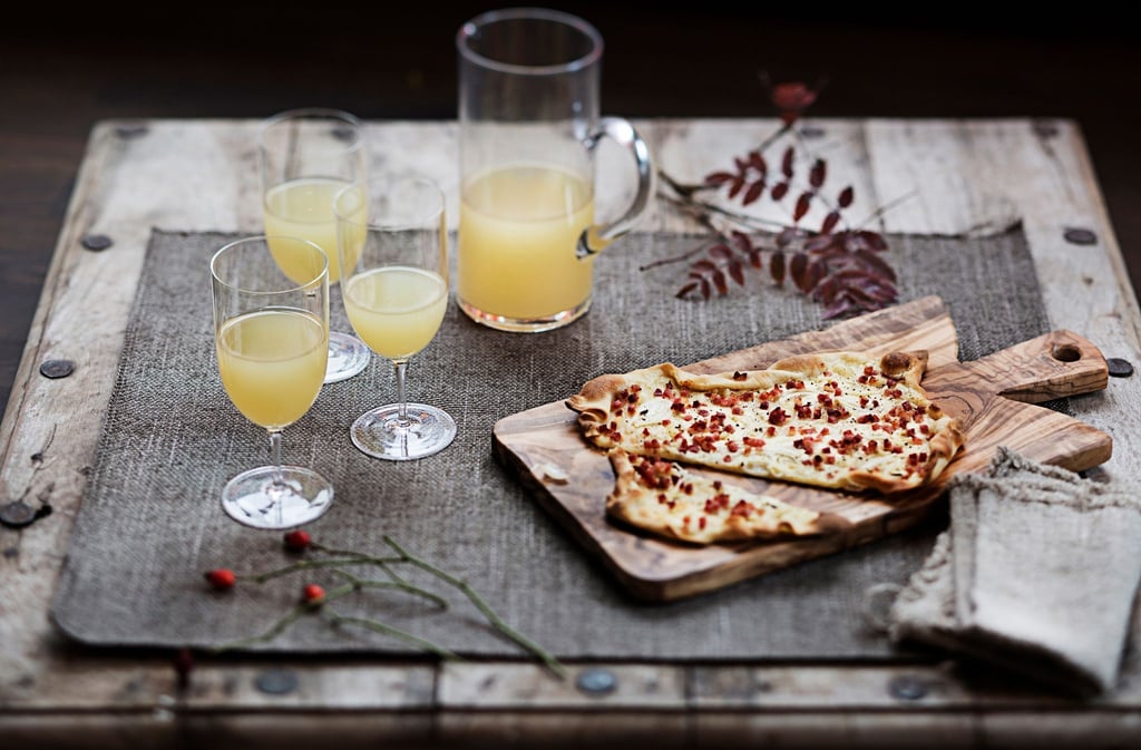 So schmeckt der Herbst: Zum Federweißer können Sie einen Flamm- oder Zwiebelkuchen servieren.