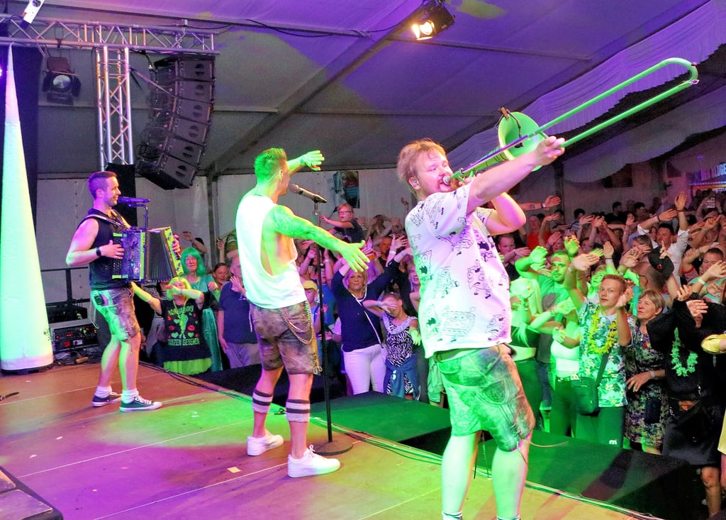 Auch am Sonntagabend herrschte ausgelassene Stimmung im großen Festzelt. Diesmal haben „Die Draufgänger“ aus Österreich das musikalische Zepter übernommen. Bekannt sind die Musikanten vor allem durch das Lied „Cordula Grün“, das in Jessen wohl dreimal gespielt wurde.