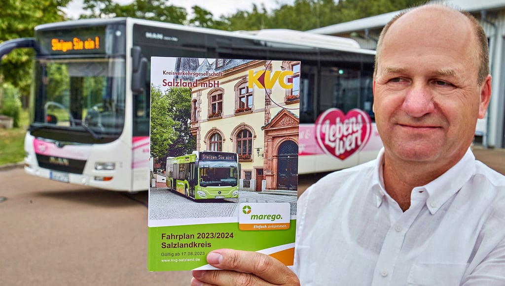 Bill Bank präsentiert das neue Fahrplanheft, das die Kreisverkehrsgesellschaft Salzland weiterhin drucken lässt.