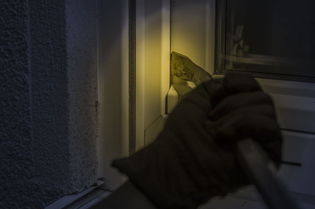 Vermummte Einbrecher haben in Burg bei Magdeburg mögliche Objekte ausgekundschaftet. Die Polizei warnt eindringlich vor den Kriminellen. Symbolbild: