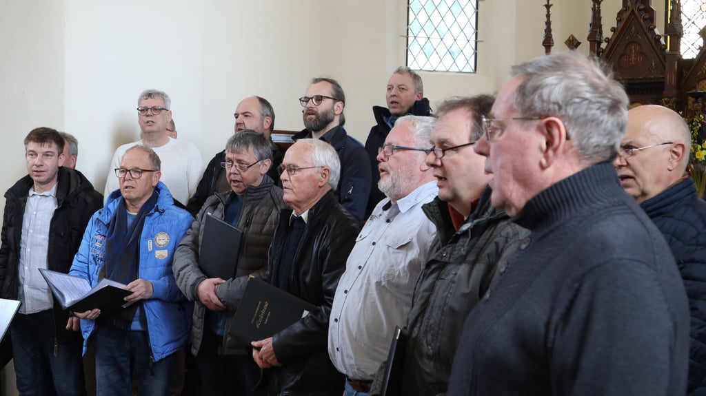 Der Männergesangeverein "Liederkranz" Samswegen - hier bei einem Auftritt auf dem diesjährigen Ostermarkt in der Samsweger Dorfkirche - feiert in diesem Jahr den 140. Geburtstag.