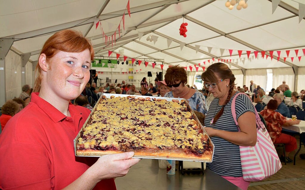 Blecheweise wird der Pflaumenkuchen beim traditionellen Markt in Großmühlingen verspeist.
