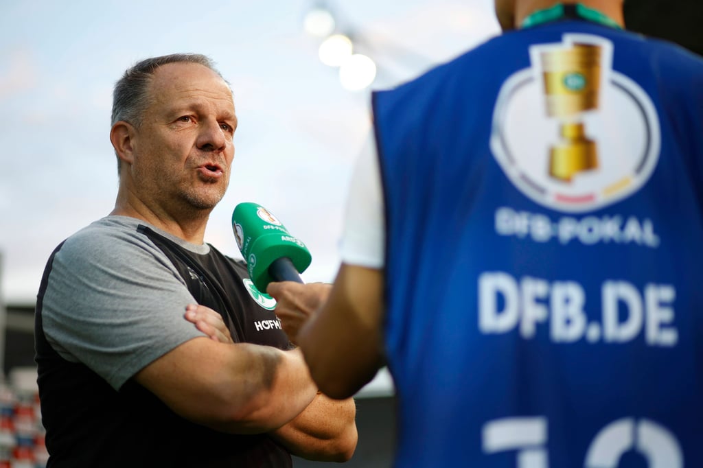Alexander Zorniger beim Spiel gegen den Halleschen FC.