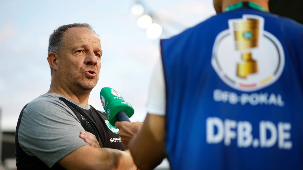 Alexander Zorniger beim Spiel gegen den Halleschen FC.
