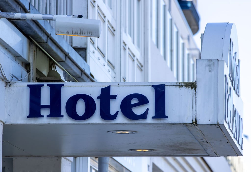 Der Eingang zu einem Hotel.