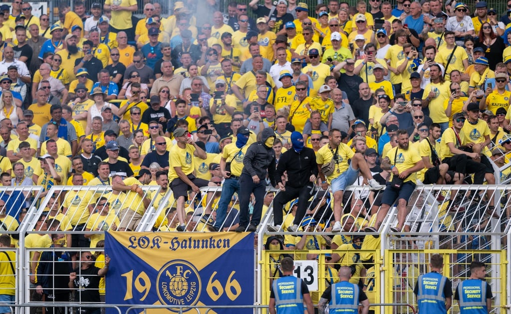 Fans von Lok Leipzig reagieren im Stadion.