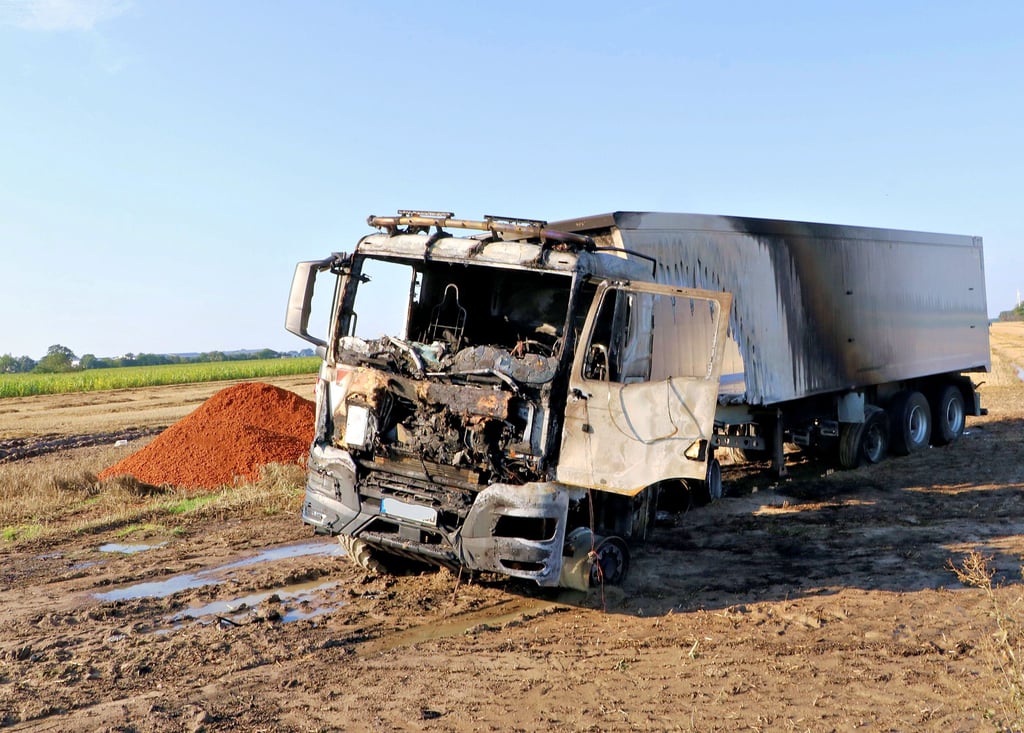 Unmittelbar hinter dem Ortsausgang von Groß Naundorf in Richtung Plossig ist am Montag ein Lkw ausgebrannt. Das erfordert einen Großeinsatz der Feuerwehren aus dem Stadtgebiet Annaburg.