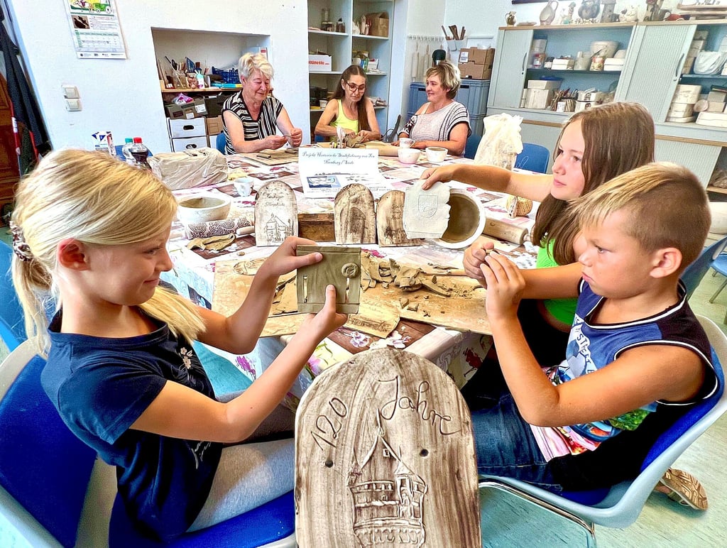 Marie (vorn von links), Joyce und Noah verwirklichen im Kinder- und Jugendzentrum Nienburg aus Ton ihre Ideen.