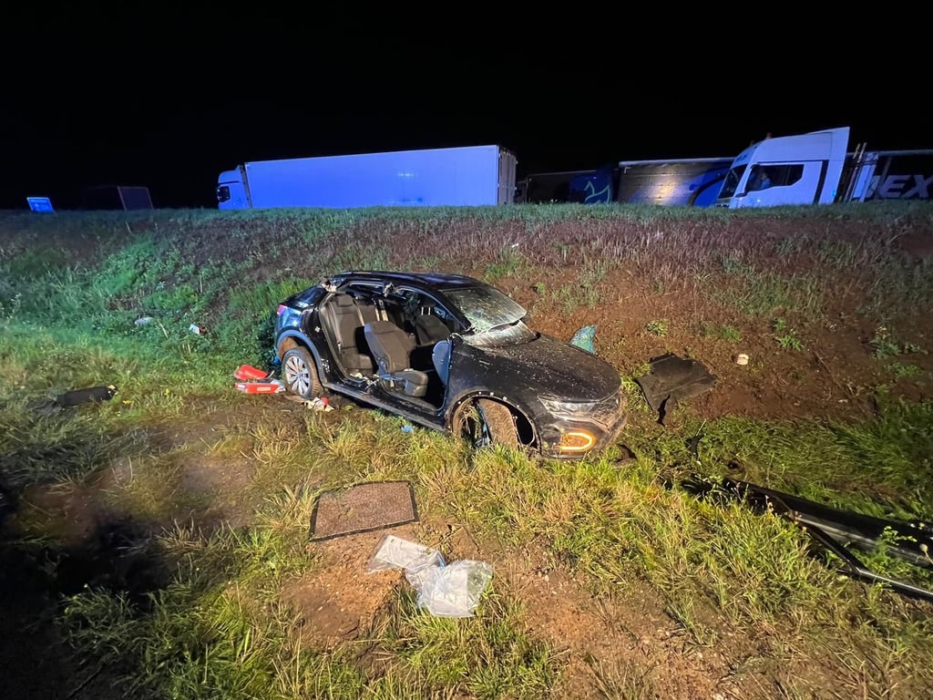 In der Nacht zum Mittwoch hat sich an der Raststätte Pörstental ein Auto überschlagen.