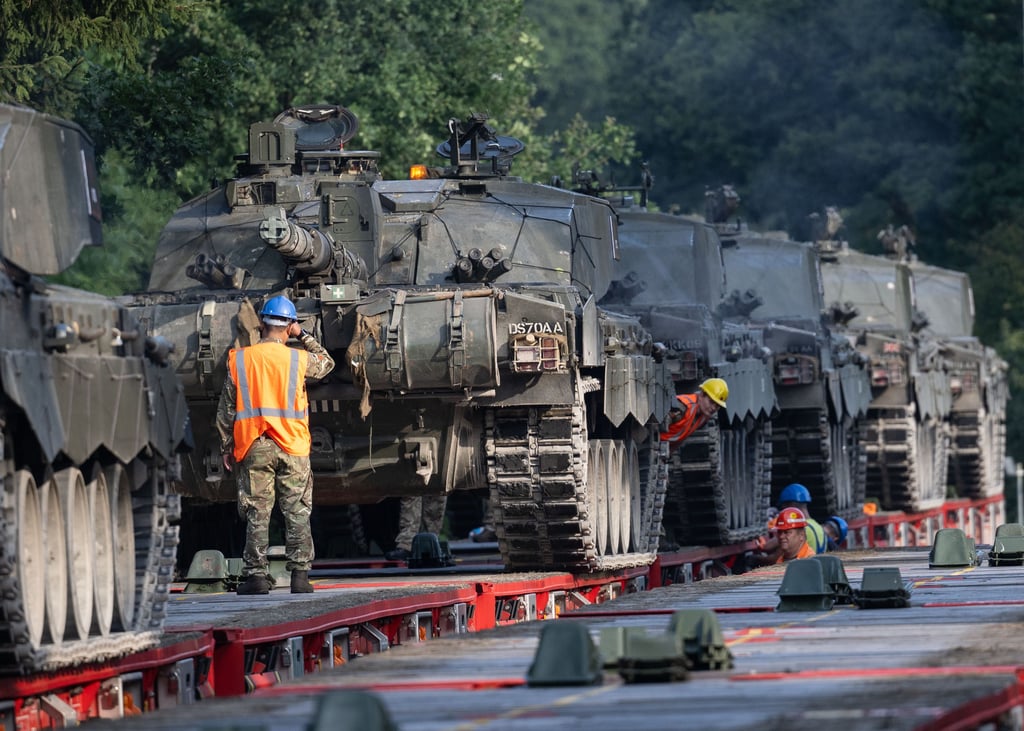 Challenger 2 Panzer des Britisches Militär werden für Manöver in drei Bundesländern in Paderborn-Sennelager auf Zugwaggons verladen. Sie werden für ein Manöver nach Sachsen-Anhalt zum Truppenübungsplatz Altmark bei Gardelegen transportiert.