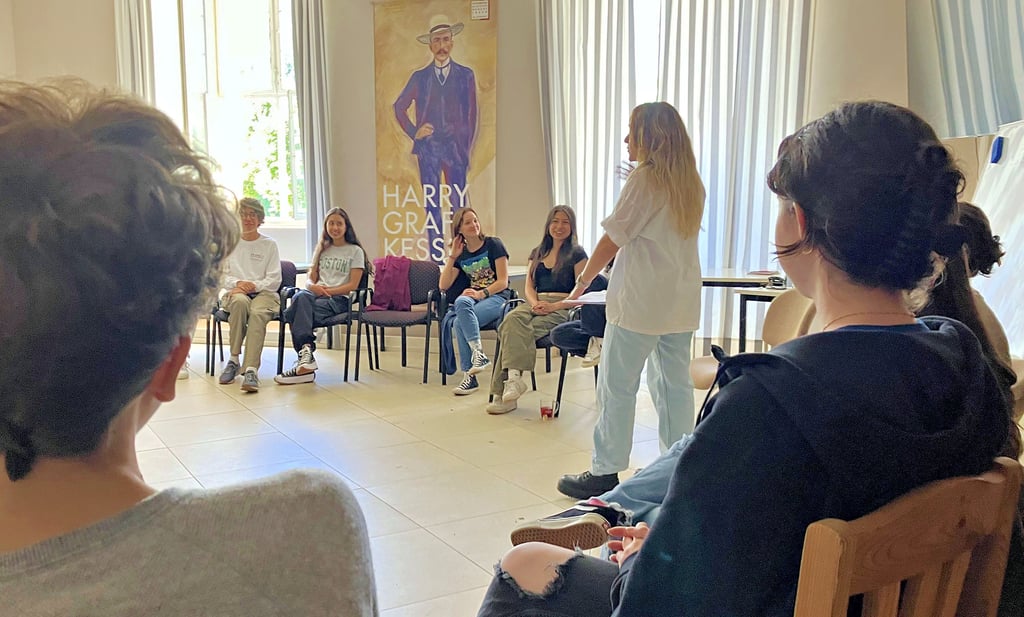Josie Paech spricht mit einer Gruppe über Vorurteile: „Leben im Gastland“-Module beschäftigen sich mit verschiedenen Themen.