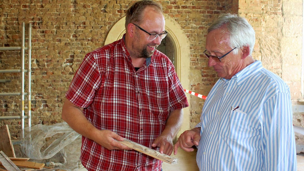 Der Stiftungsvorsitzende Rainer Schulze (rechts) und der Sachverständige Helge Reuß hatten zum Thema Schwamm in den vergangenen Tagen unerwartet viel Gesprächsbedarf.