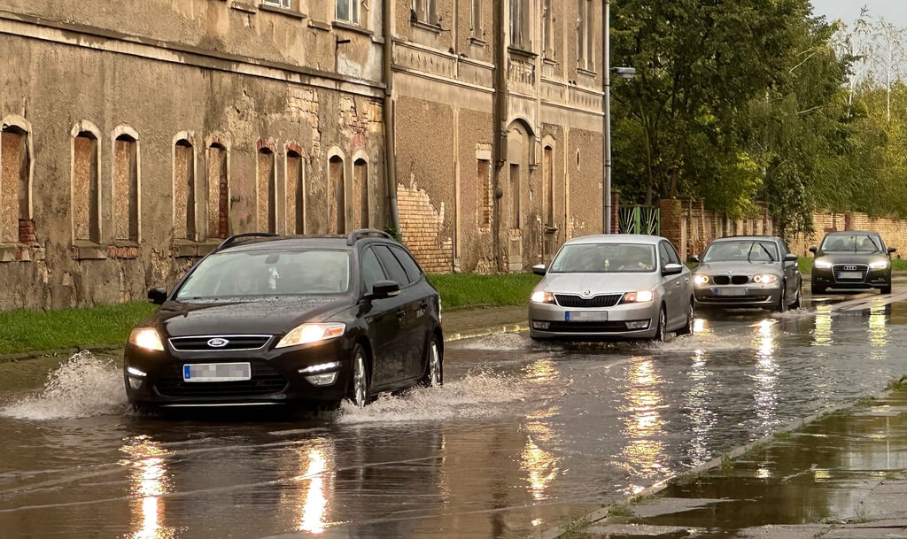Vor dem Verwaltungsgebäude des ehemaligen Trocknungswerkes in Hecklingen staute sich nach dem Unwetter das Wasser, sodass die Autos diesen Bereich nur langsam passieren konnten.