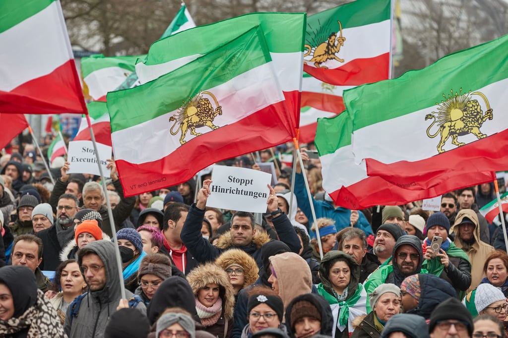 Protest gegen das iranische Regime in Hamburg im Febraur 2023: Teheran lässt Oppositionelle und Exil-Iraner überwachen.