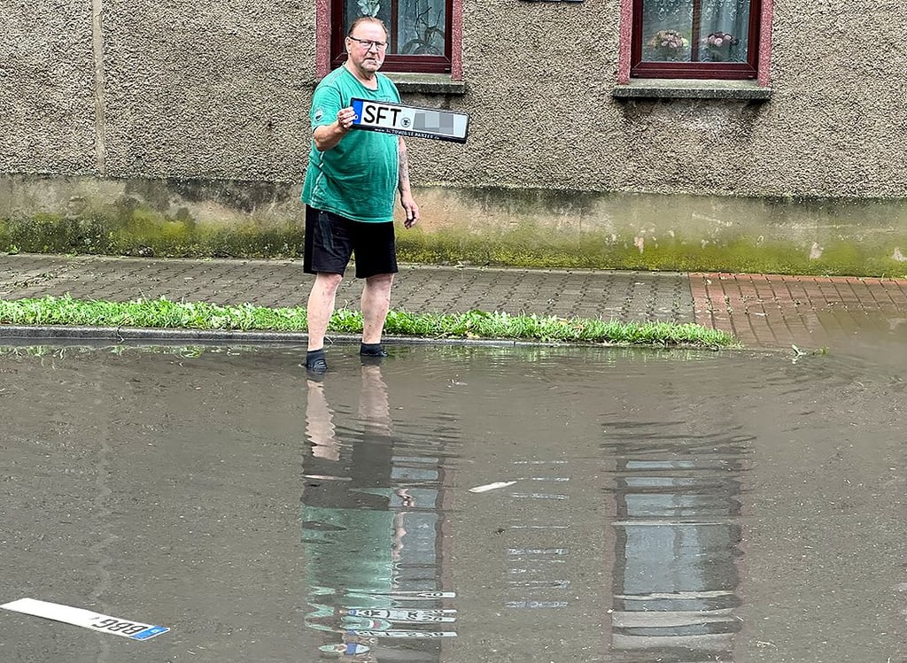 Detlef Zeidler fischte vor seinem Haus in der Hermann-Danz-Straße zwei abgerissene Kfz-Kennzeichen aus dem Wasser.