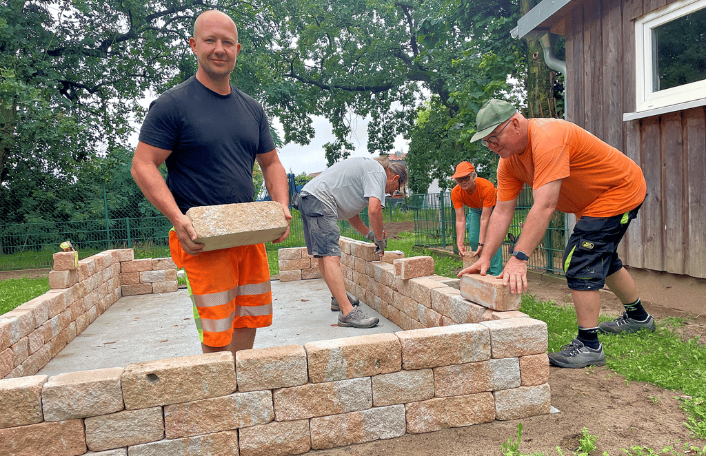 Hochbetrieb am Mittwoch auf der Baustelle „Schildkrötenhaus“: Thomas Schuster (v.l.) vom Bauhof Jerichow, Thoma Salz von der Montage-Firma, Sieglinde und Detlef Göbel vom Förderverein „Freude des Tierparks Zabakuck“.
