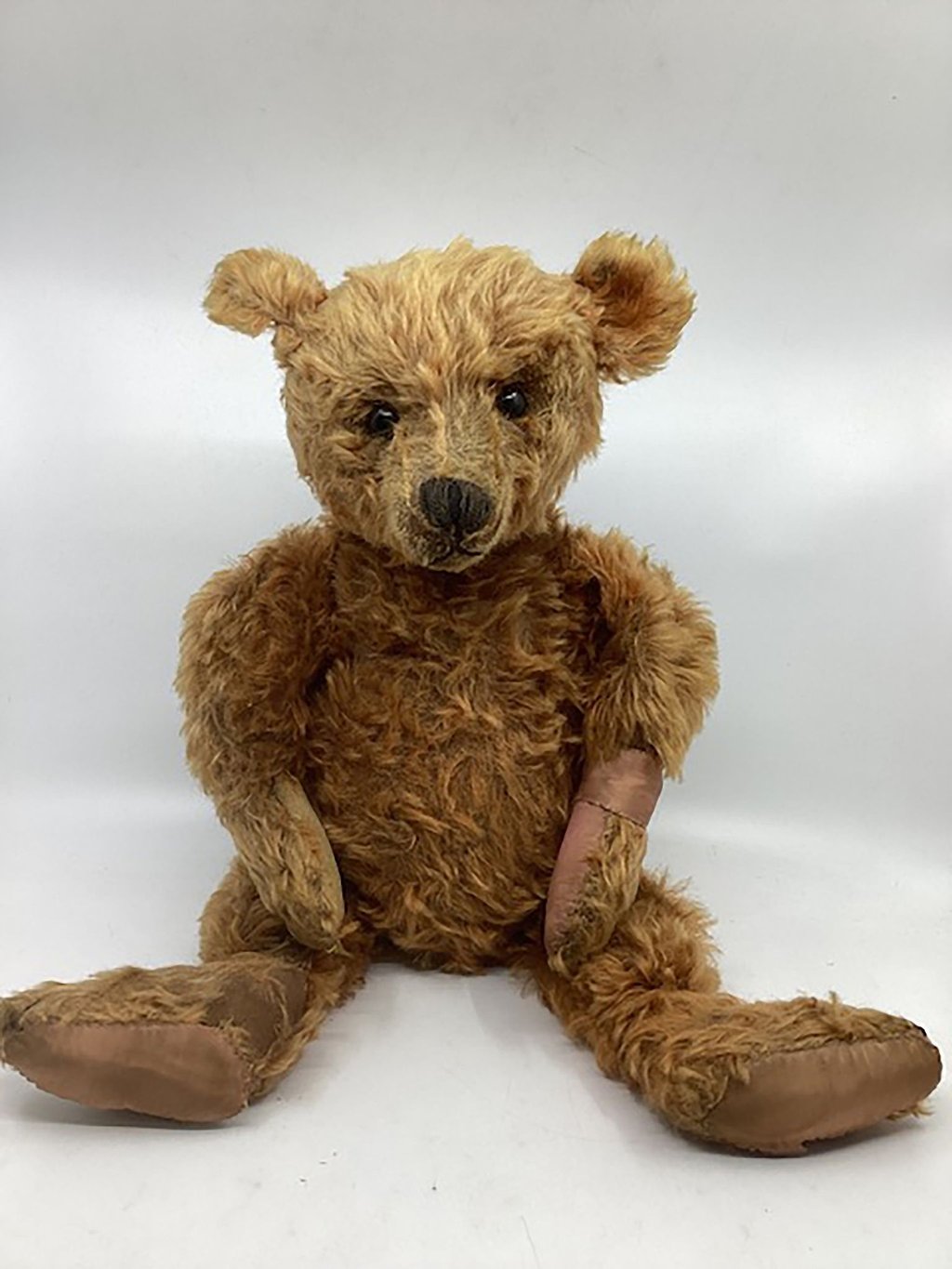 Der seltene Steiff-Teddybär aus dem Jahr 1905, der in Bishton Hall unter den Hammer kam.