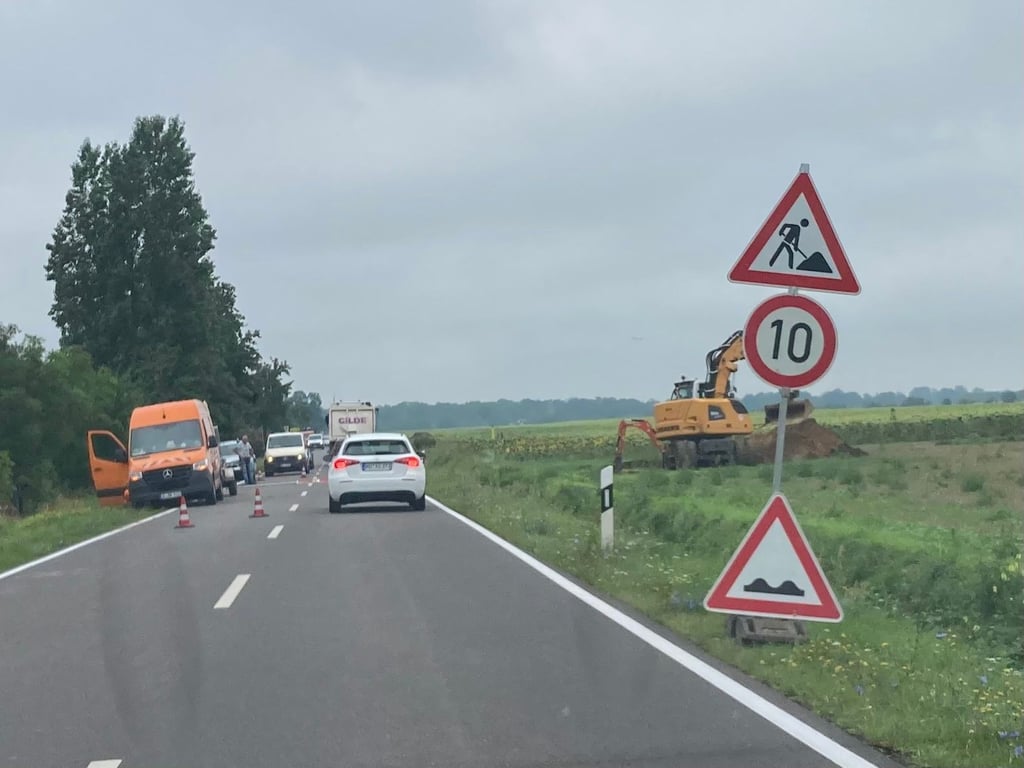 In Höhe des Baustellenbereichs kommt es zwischen Burg und Niegripp im Zuge der Reparaturarbeiten auf der Landesstraße 52 (Niegripper Chaussee) zu Einschränkungen.