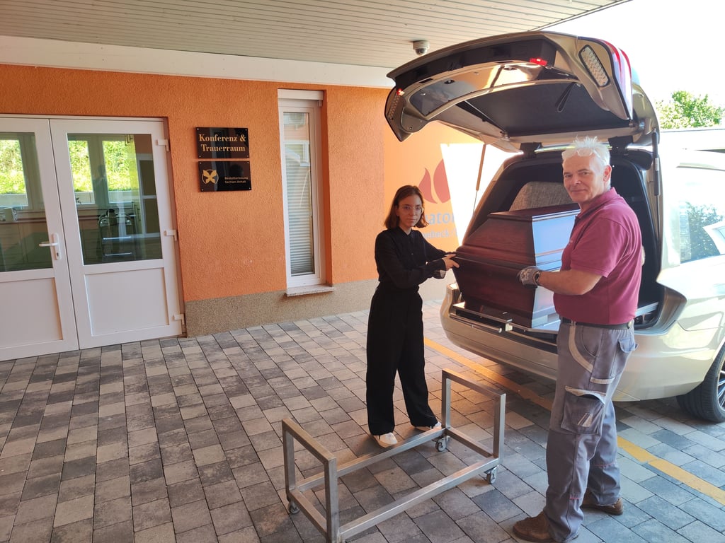 Bevor der schwere, hölzerne Sarg beim Krematorium Schönebeck landet, müssen alle Metalle entfernt werden. Steffen Horn, Betriebsleiter des Krematoriums Schönebeck, packt mit an, um den Sarg sicher zum Ofen zu transportieren.