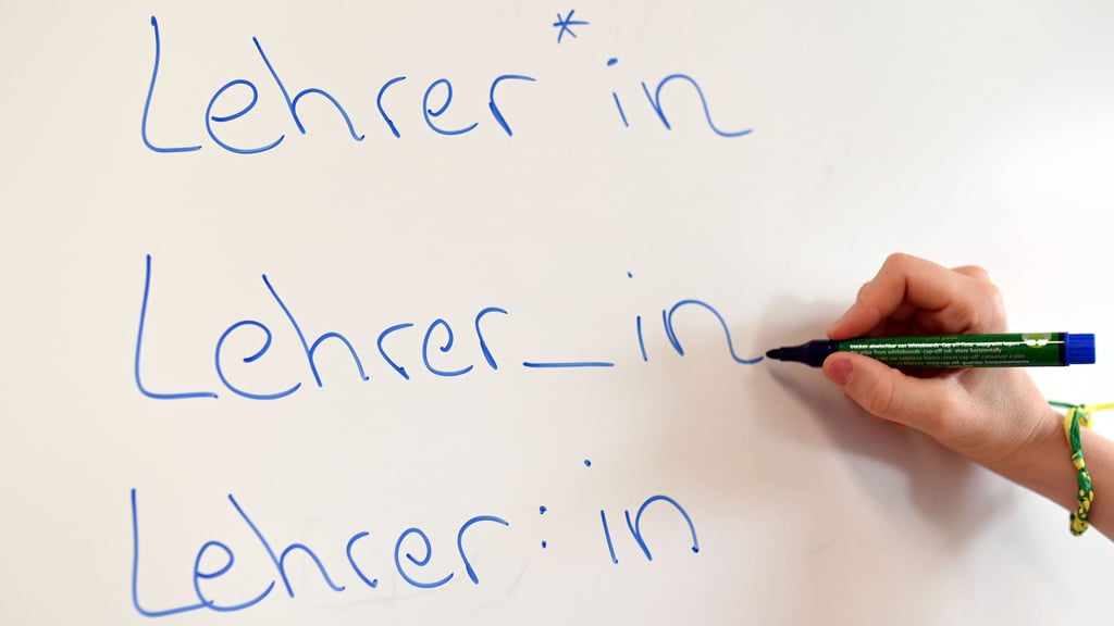Ob Gendersternchen oder Doppelpunkt - die Sonderzeichen, um Genderaspekten gerecht zu werden, bleiben in der deutschen Rechtschreibung weiter verboten. Das hat der Rat für deutsche Rechtschreibung gerade beschlossen.