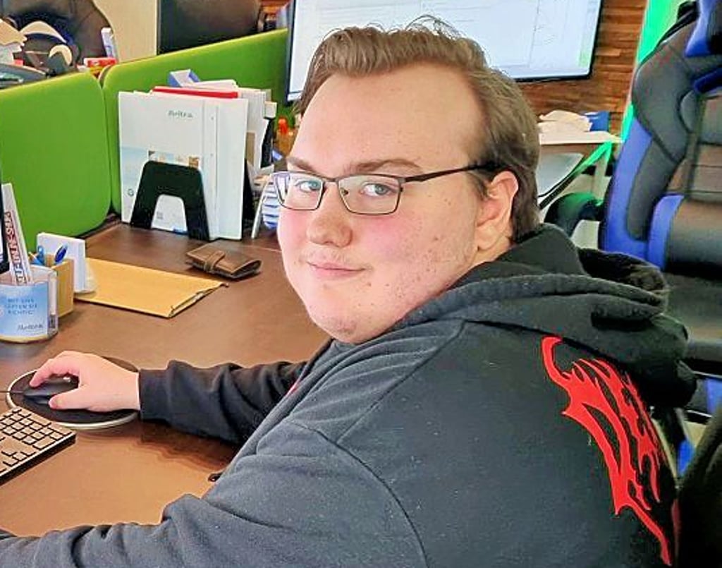 Pepe Lindholz am Arbeitsplatz in seinem Ausbildungsbetrieb, in dem er sich sehr wohl fühlt.