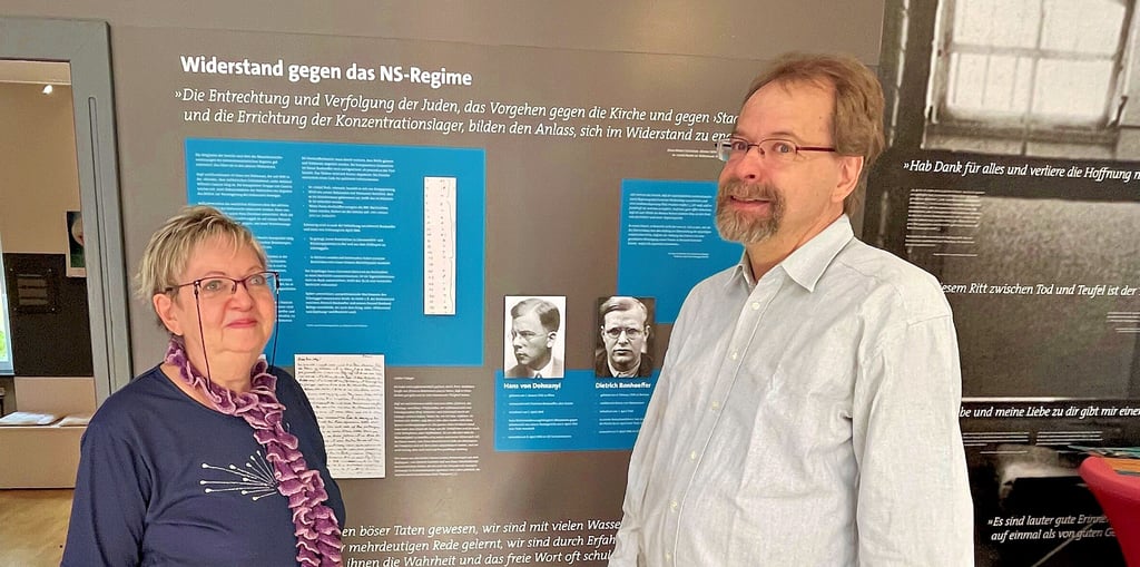 Hartmut Bick, Vorstandsmitglied des Träger- und Fördervereins „Bonhoeffer-Haus Friedrichsbrunn“, und Marianne Bethge, Öffentlichkeitsreferentin des Friedrichsbrunner Vereins, in der dortigen Ausstellung.