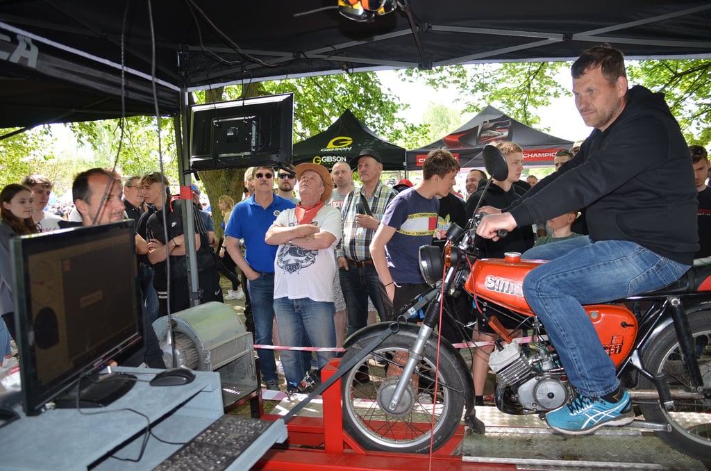 Simson-Mopeds sind aufgrund ihres Alters und immer weniger werdenden Zahl begehrte Stücke. Dies zeigt sich bei Treffen von Enthusiasten wie in Schollene. Ein Modell ist nun in Burg von einem Supermarkt-Gelände gestohlen worden.