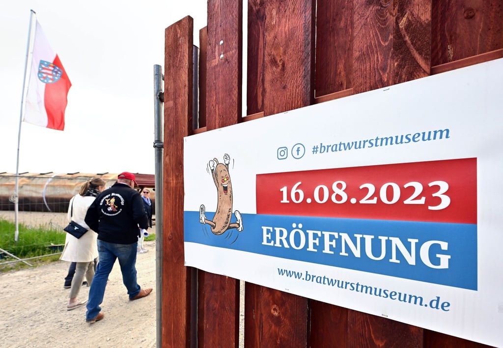 „Eröffnung“ steht auf einem Schild am Eingang zur Baustelle des 1. Deutschen Bratwurstmuseums.