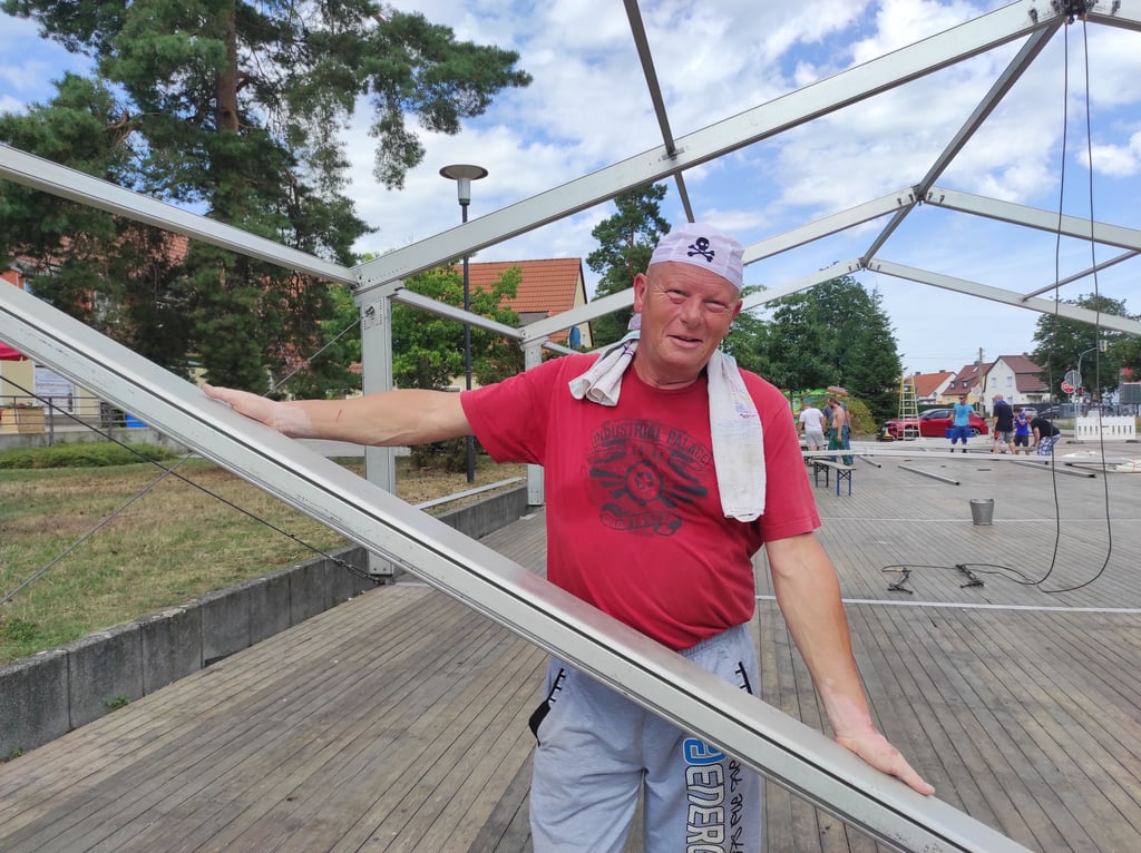 Schausteller Wolfgang Wieser beim Aufbau des Festzelts.