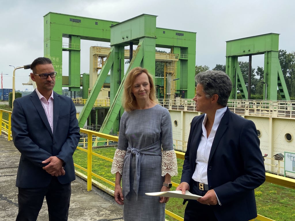 Ministerin Lydia Hüskens (rechts) übergibt den Bewilligungsbescheid an Beigeordnete Sandra Yvonne Stieger und Betriebsleiter Marcel Bremer.