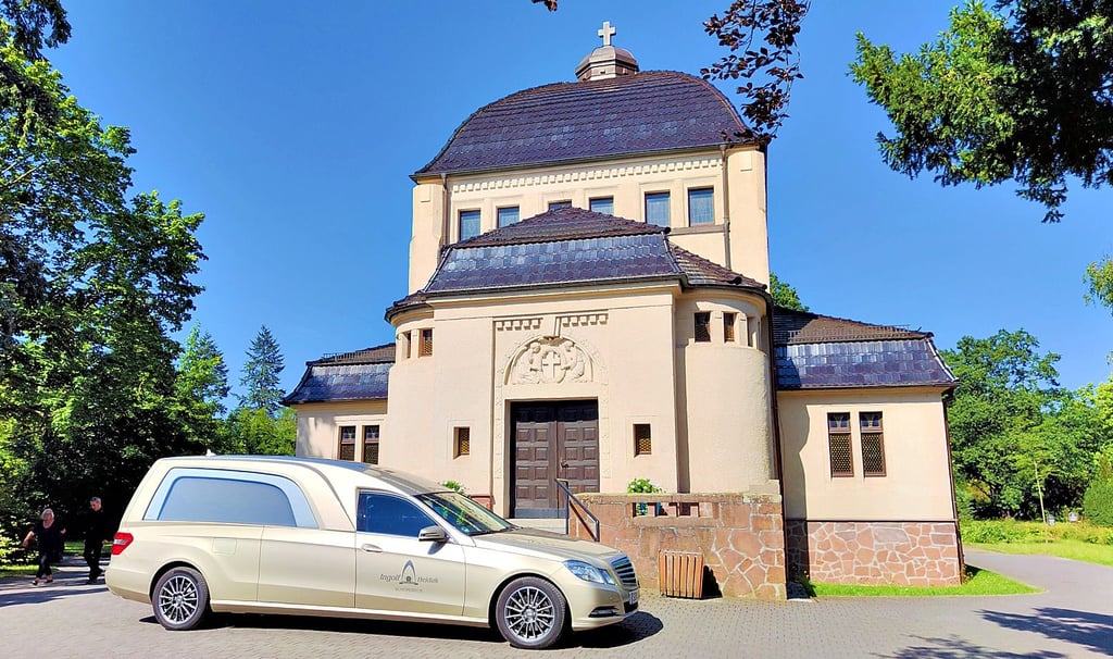 Dies ist eines der Bestattungskraftfahrzeuge vom Bestattungsinstitut Ingolf Heiduk, in dem die Särge, Urnen und Gestecke zur Beerdigung transportiert werden.