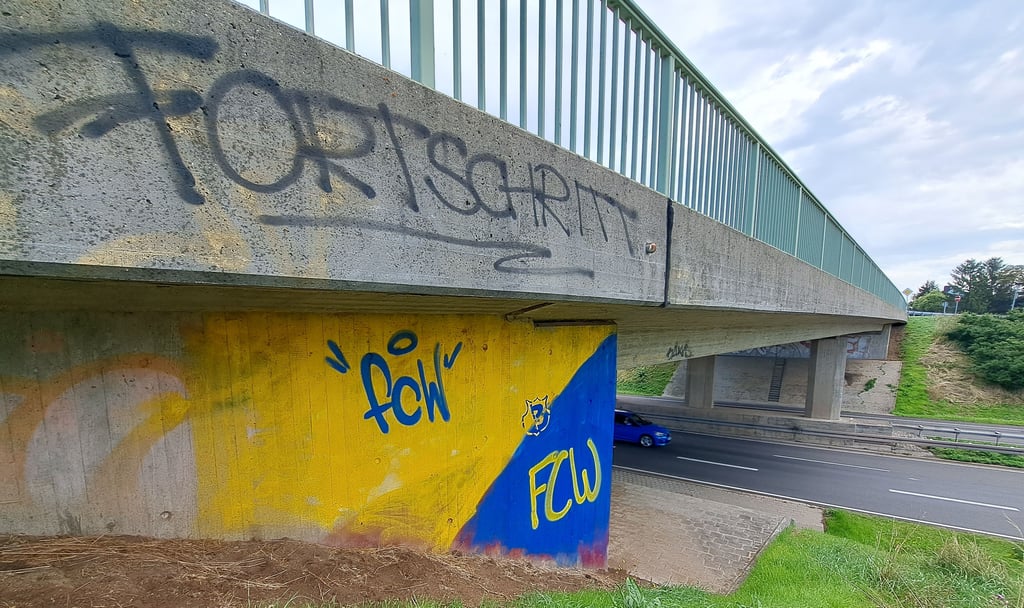 Auch an der Brücke nach Borau gibt es Fußball-Graffiti. Das Stadtgebiet von Weißenfels wurde ebenfalls "Blau/Gelb" besprüht.