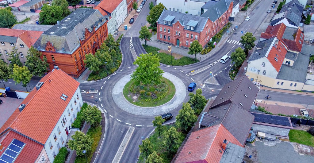 Blick auf den Kreisverkehr auf dem Platz des Friedens in Osterburg.