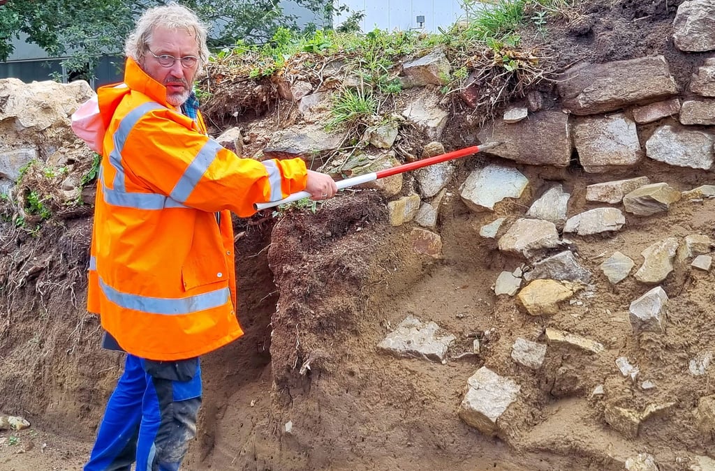 Archäologe Helge Jarecki erklärt die Steine und den Aufbau der Stadtmauer Aken.