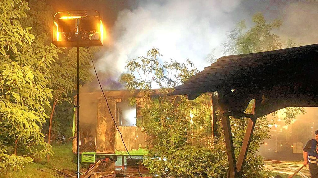 Die Feuerwehr musste in der Nacht ein Feuer am Froser See löschen. Dort brannte der komplette Imbisswagen aus.