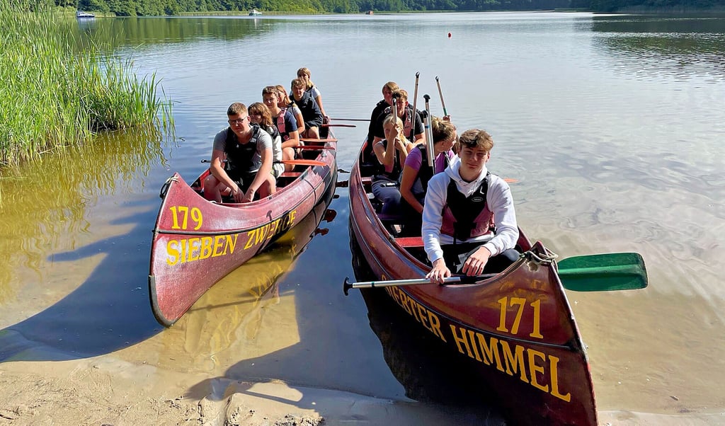 Bei ihrer Ferienfreizeit in Mirow begaben sich 13 Nachwuchshandballer der HSG Osterburg auch auf eine Kanutour auf der Mecklenburger Seenplatte