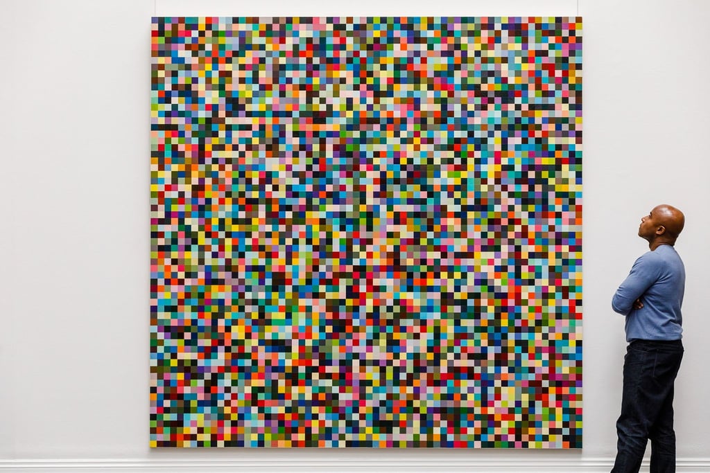 Ein Angestellter des Auktionshaus Sotheby's betrachtet das Gemälde „4096 Farben“ des deutschen Künstlers Gerhard Richter.