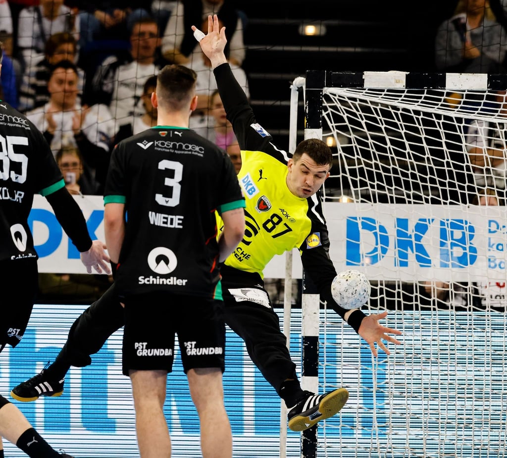 Berlins Torwart Viktor Kireev pariert einen Ball.