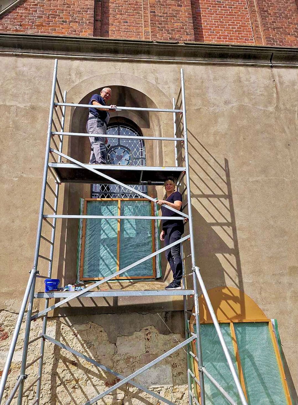 Sanierung: Rosenburger Kirche erstrahlt durch neue Fenster