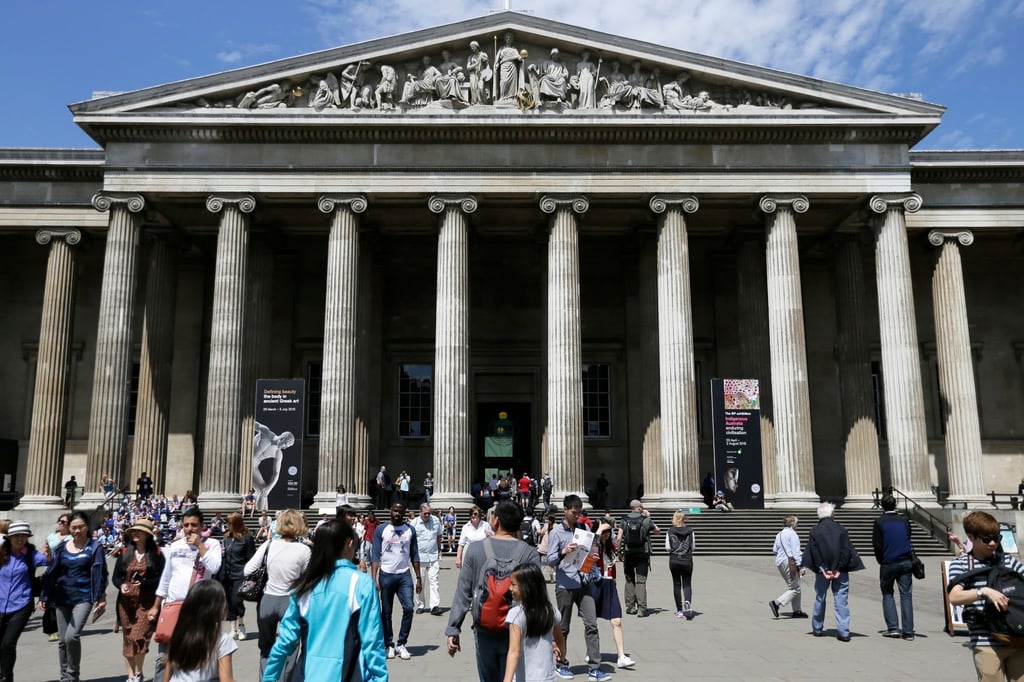 Besucher gehen vor dem Britischen Museum. Das British Museum in London beklagt den Verlust mehrerer Objekte.