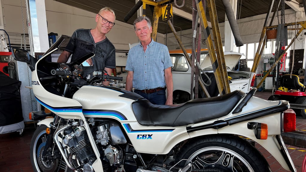 Matthias Arlt (l.) und Peter Tuchel sind von Klein auf Oldtimerliebhaber. Vor ihnen steht Arlts 41 Jahre alte Honda CBX, damals hat sie 14.000 DM gekostet.