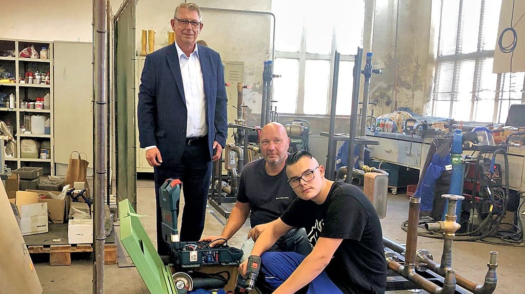 Gianluca Müller (r.), Ausbilder Göran Grundey und Arbeitsagentur-Chef Olaf Ruch bei der Franke, Baehr & Ritter GmbH.