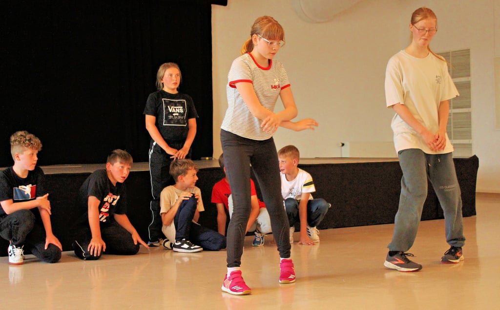 Stella Kuruse (links) und Nika Anthe zeigen am letzten Tag Tricks, die sie gelernt haben.