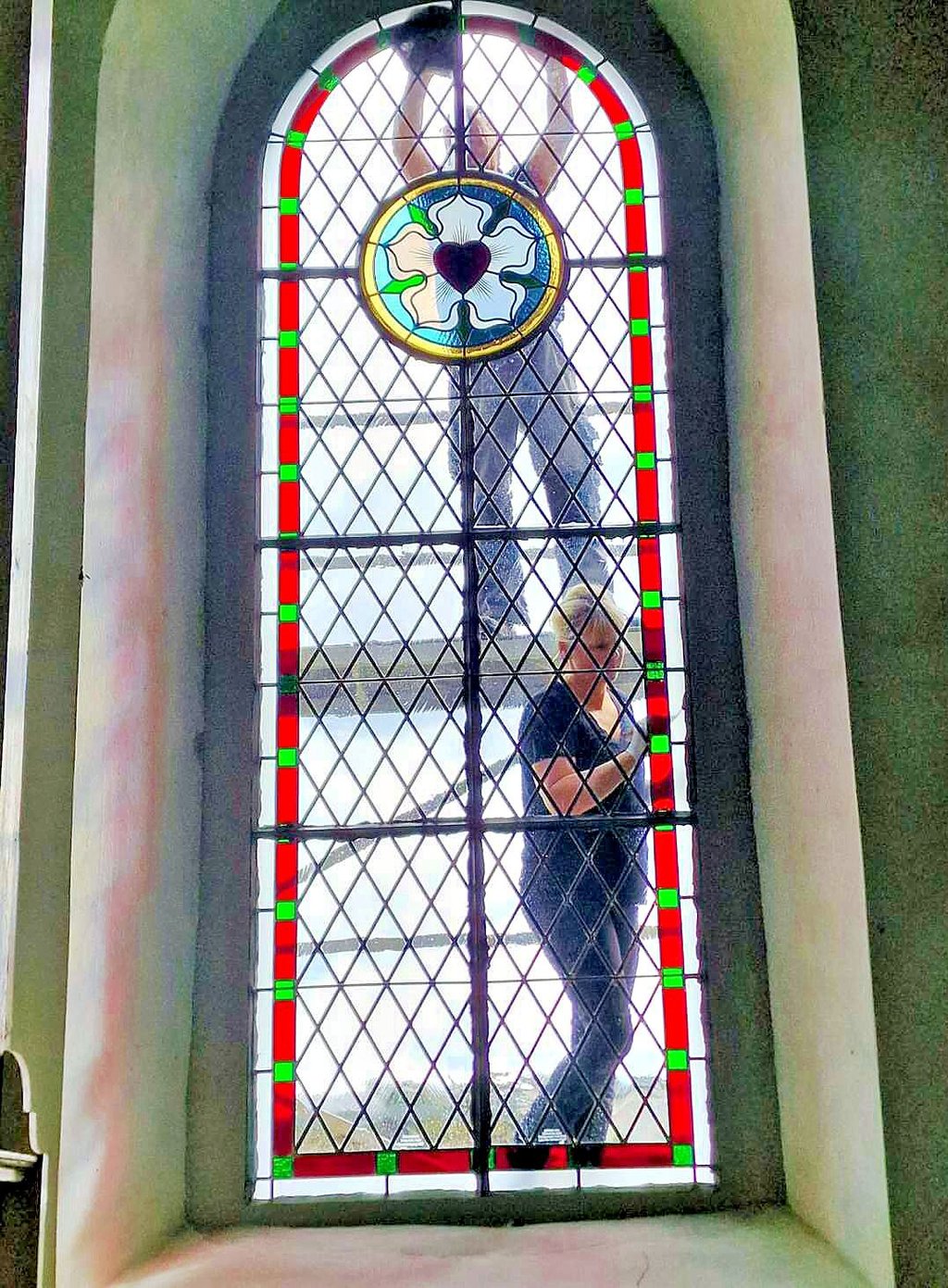 Die Glasermeister Anja und Werner Gottschalk aus Aken fertigten die neuen Fenster. Hier mit Lutherrose.