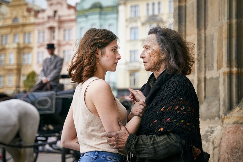 Norah Richter (Deleila Piasko) wird von der Bettlerin Dorothea Lechner (Elisabeth Rath) fest am Arm gepackt.
