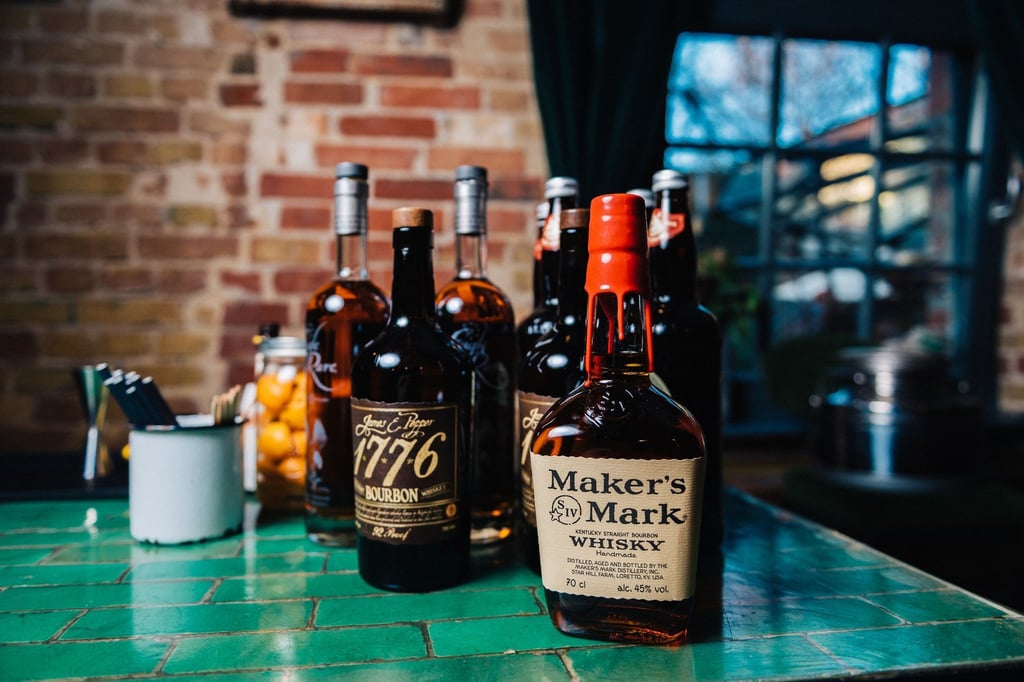 Gestatten, Bourbon! Maker's Mark zählt zu den Einstiegsklassikern des US-Whiskeys, ebenso der 1776 Straight Bourbon von James E. Pepper.