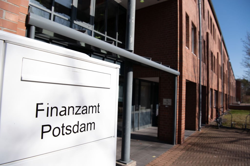 Finanzamt Potsdam ist auf einem briefkasten zu lesen.