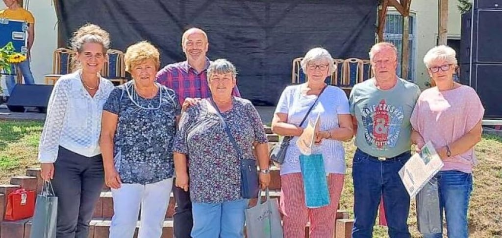 Die CDU-Landtagsabgeordnete Elke Simon-Kuch (links) und Ortsbürgermeister Karsten Uhle (im Hintergrund) haben den Spendensammlern Angelika Haase, Beate Keck, Silvia Kraft, Lothar Schröter und Andrea Pfeifer (von links nach rechts) beim Dorffest für ihre Engagement gedankt.