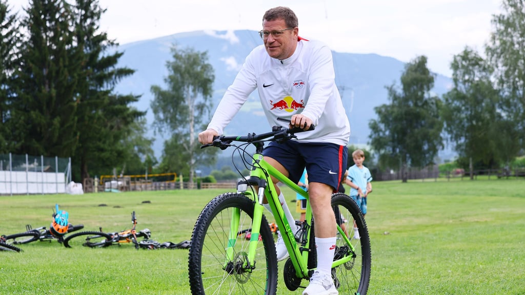 Max Eberl schaut sich ein Training der Spieler von RB Leipzig an